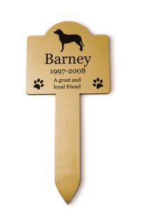 panneau commémoratif pour enterrer un chien dans un jardin
